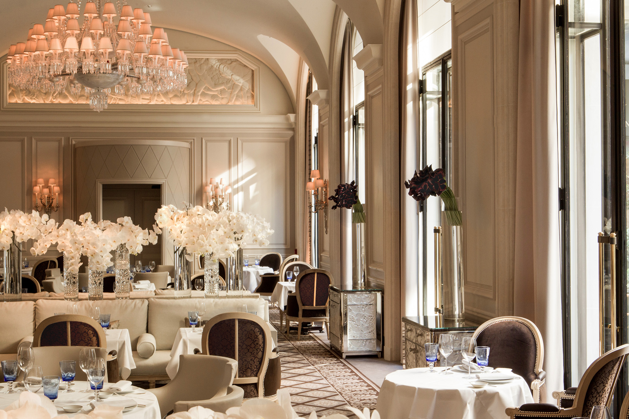 4 seasons paris. Отель Георг 5 в Париже. Отель Георг 5 в Париже ресторан. Le cinq ресторан в Париже. Джордж 5 фор Сизонс Париж отель.